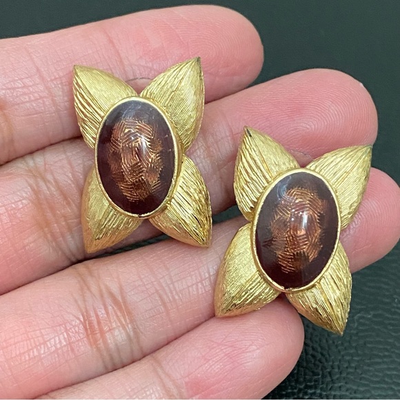 Vintage Unsigned Brown Oval Enamel Gold-tone Flower Post Earrings - Picture 4 of 10